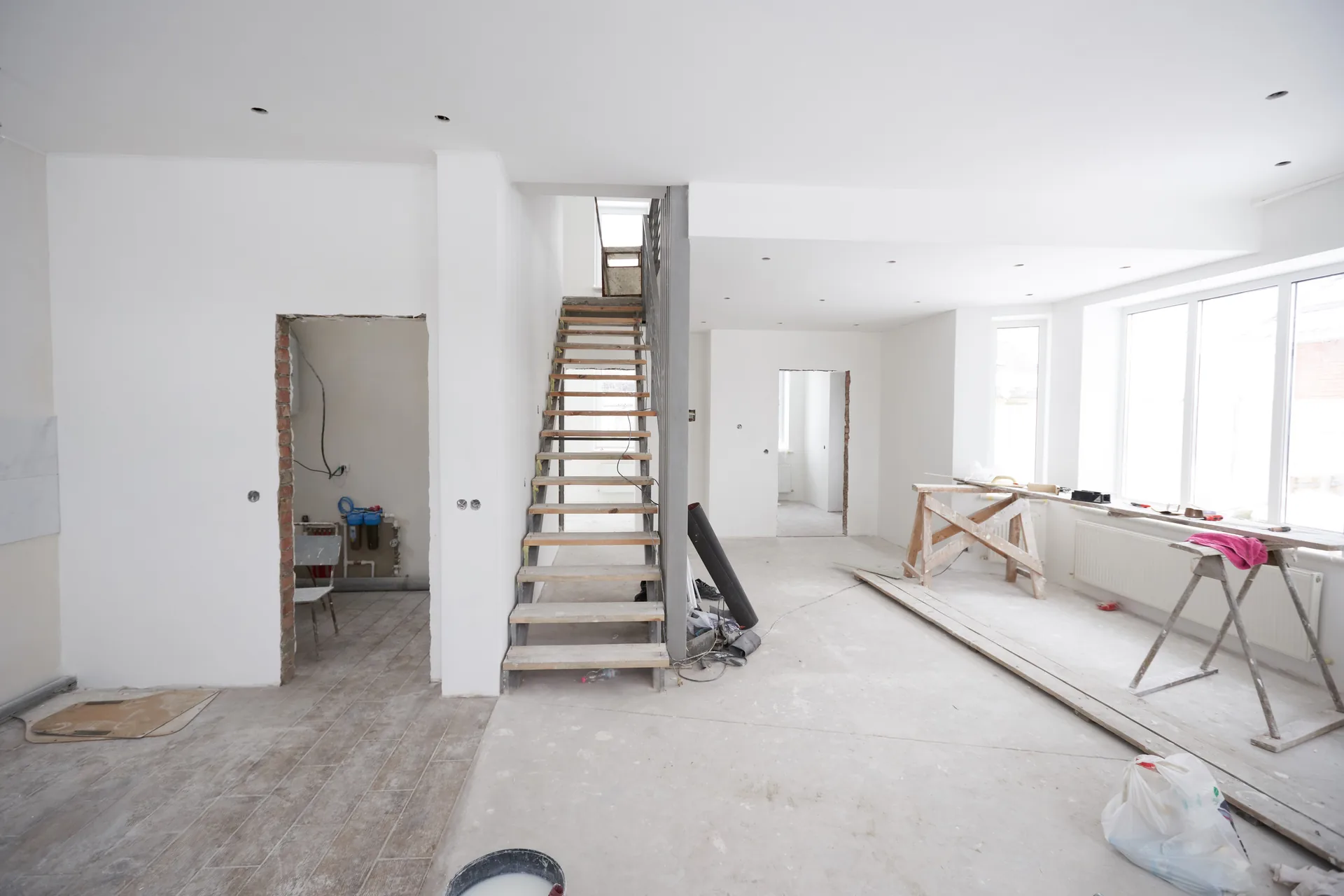 Innenausbau im Rohbau mit Treppe und Trockenbauflächen